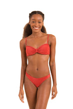 Cargar imagen en el visor de la galería, Model Front: Rio De Sol Sostén Top Malibu-Chili Bandeau-Duo
