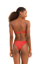 Cargar imagen en el visor de la galería, Model Back: Rio De Sol Sostén Top Malibu-Chili Bandeau-Duo
