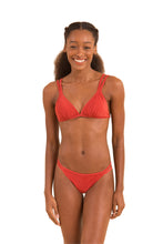 Cargar imagen en el visor de la galería, Model Front: Rio De Sol Sostén Top Malibu-Chili Tri-Duo
