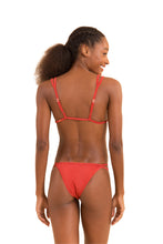 Cargar imagen en el visor de la galería, Model Back: Rio De Sol Sostén Top Malibu-Chili Tri-Duo
