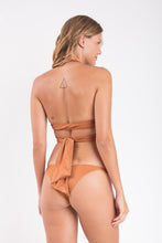 Cargar imagen en el visor de la galería, Model Back: Rio De Sol Sostén Top Nocciola Dune
