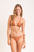 Cargar imagen en el visor de la galería, Model Front: Rio De Sol Sostén Top Nocciola Tri-Inv

