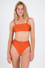 Cargar imagen en el visor de la galería, Model Front: Rio De Sol Sostén Top Paprica Bandeau-Reto
