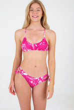 Cargar imagen en el visor de la galería, Model Front: Rio De Sol Sostén Top Pink-Palms Bralette
