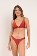 Cargar imagen en el visor de la galería, Model Front: Rio De Sol Sostén Top Shimmer-Liquor Alba
