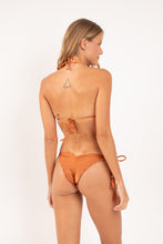 Cargar imagen en el visor de la galería, Model Back: Rio De Sol Sostén Top Shimmer-Nocciola Frufru
