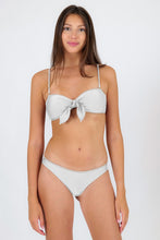Cargar imagen en el visor de la galería, Model Front: Rio De Sol Sostén Top Shimmer-White Bandeau-Knot
