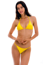 Cargar imagen en el visor de la galería, Model Front: Rio De Sol Sostén Top Uv-Melon Tri-Inv
