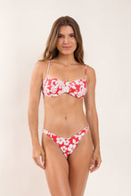 Cargar imagen en el visor de la galería, Model Front: Wednesday In Hawaii By Rio De Sol Sostén Top Pua-Hibiscus Coral
